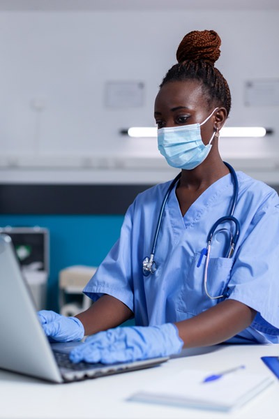Imagen enfermera escribiendo en el computador