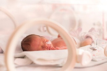 Imagen bebé en incubadora