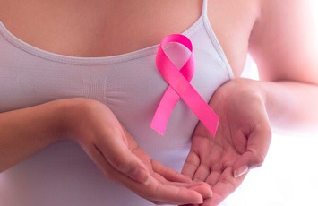 Imagen mujer detectando cáncer de mama 