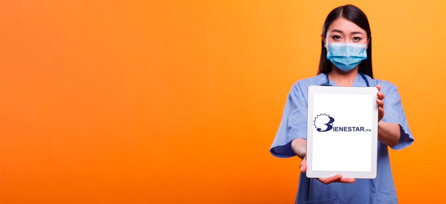 Imagen enfermera sosteniendo la tablet con el logo de Bienestar IPS