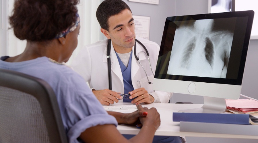 Imagen doctores revisando una radiografía
