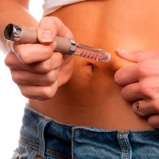 Imagen persona inyectándose insulina 