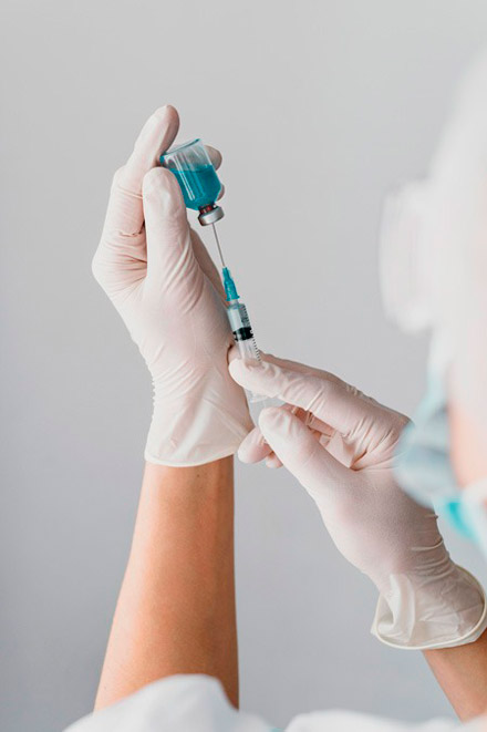 Preparando la aguja para vacunar